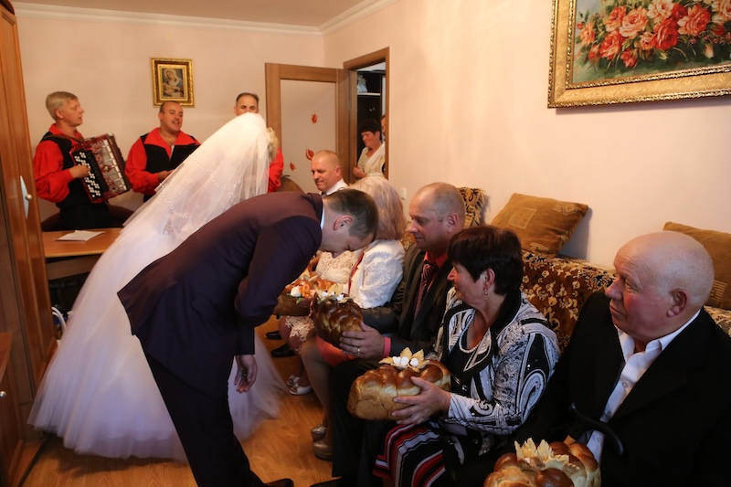 Як правильно благословити сина перед весіллям: традиції та тексти